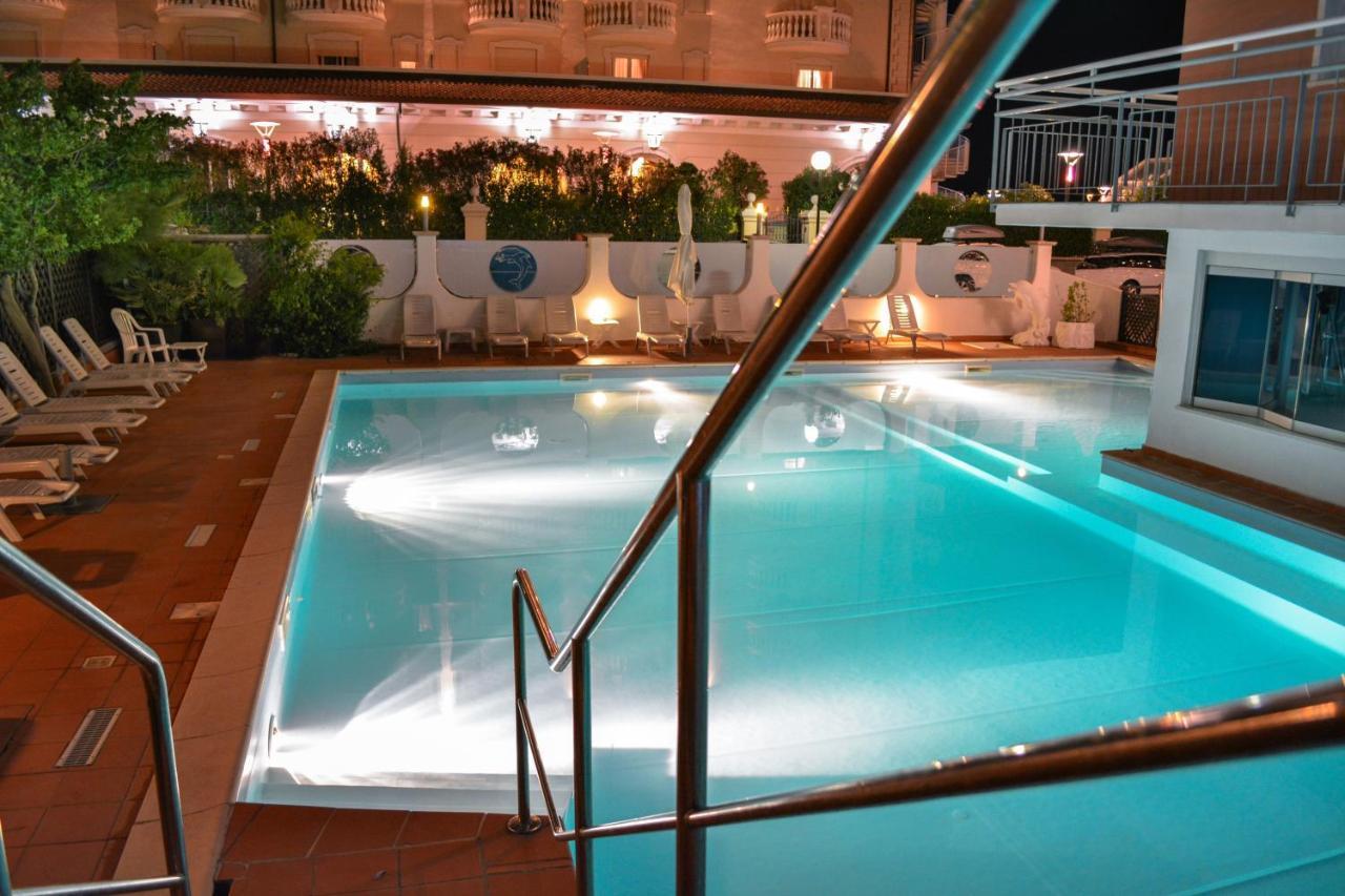 Hotel Delfino Milano Marittima Exterior foto